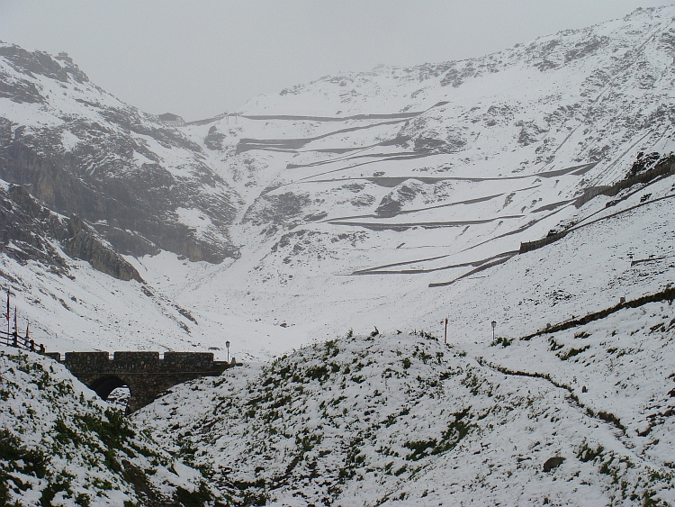 Sneeuw op de klim naar de Stelvio / Stilfserjoch (2.757 m), Italië