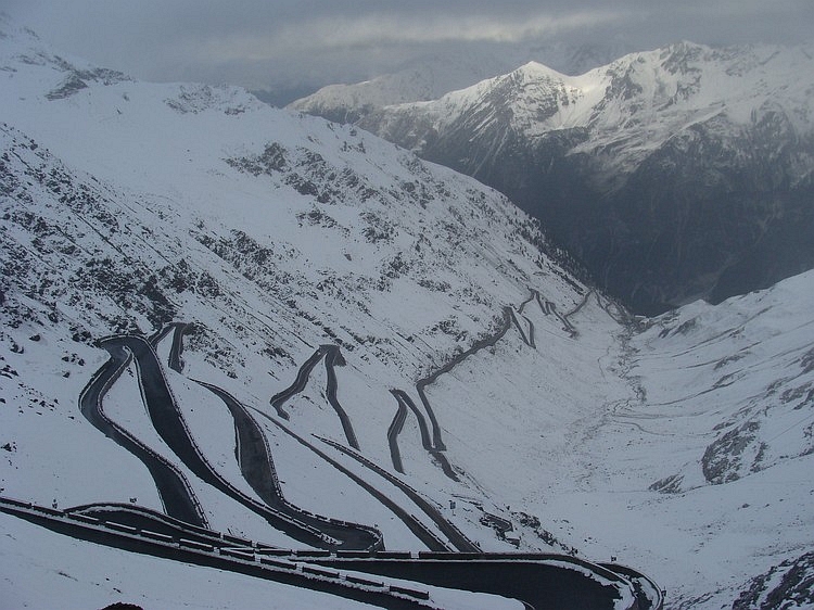 Zigzags in de sneeuw, Stelvio / Stilfserjoch (2.757 m), Italië