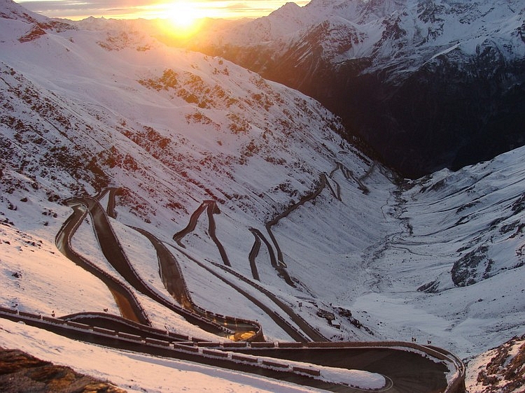 Terugblik vanaf de Stelvio bij zonsopkomst