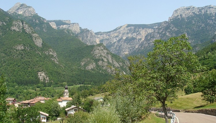 Landschap in Trentino tussen Rovereto en Schio