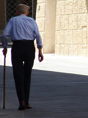 Oude man in Asciano, Toscane