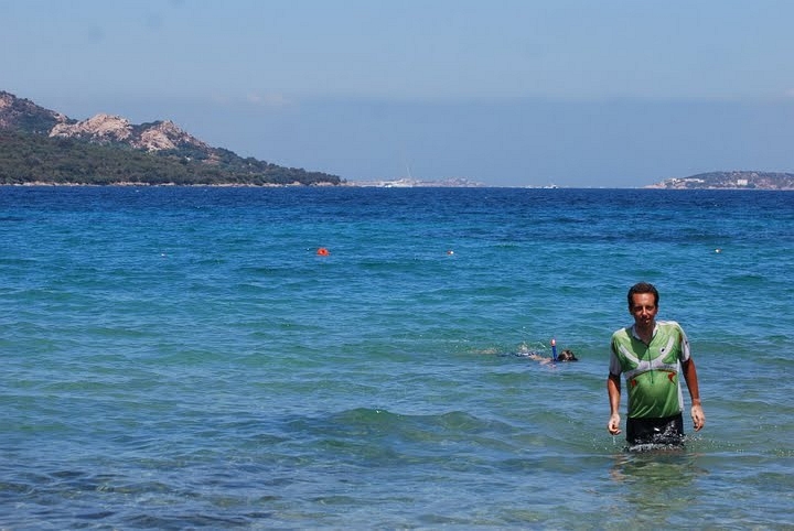 De Lonely Cyclist keert terug naar zijn fiets na een zwempauze in Capo d'Orso. Foto van Renzo Matteoli