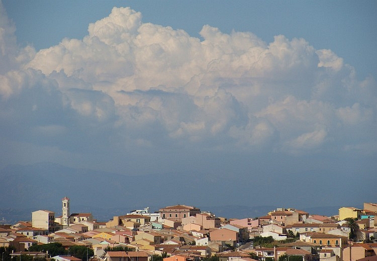 Santa Teresa, Sardinië. Op de achtergrond de bergen van Corsican