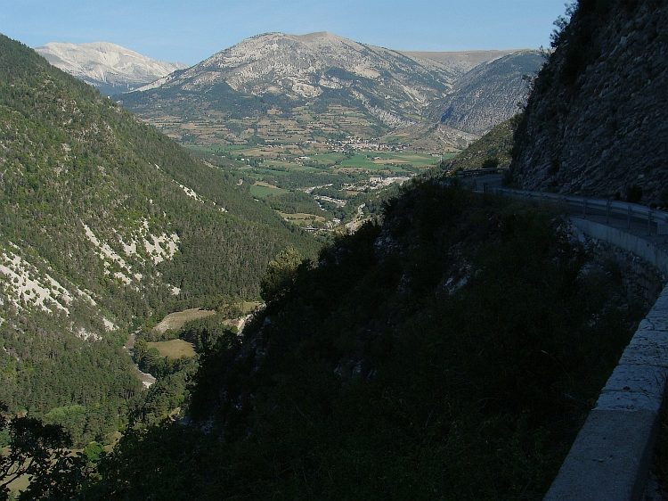 Uitzicht over de vallei van de Verdon op de afdaling van de Col de la Colle St Michel (1.455 m)