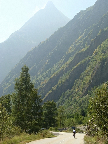 Willem between the Ecrins mountains on the road to La Bérarde