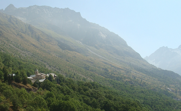 Champhorent between the mountains