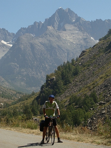 Mijn fiets en ik in het hart van de Ecrins, op de weg naar La Bérarde 