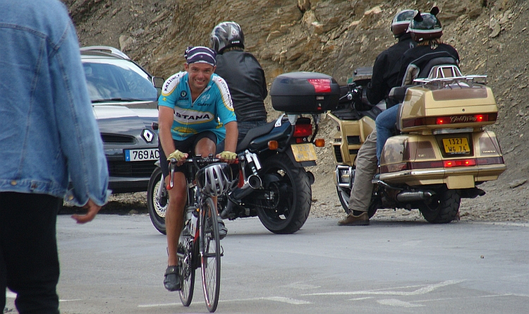 Willem Hoffmans bereikt de Col du Galibier (2.646 m)