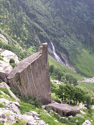 Grote steen langs de weg naar de Rohtang La