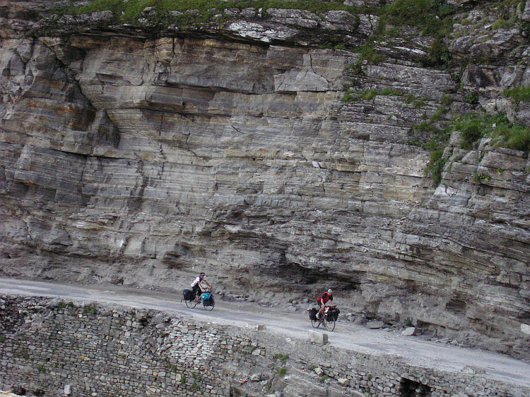 Weer een incidenteel stuk slecht wegdek op weg naar de Rohtang La