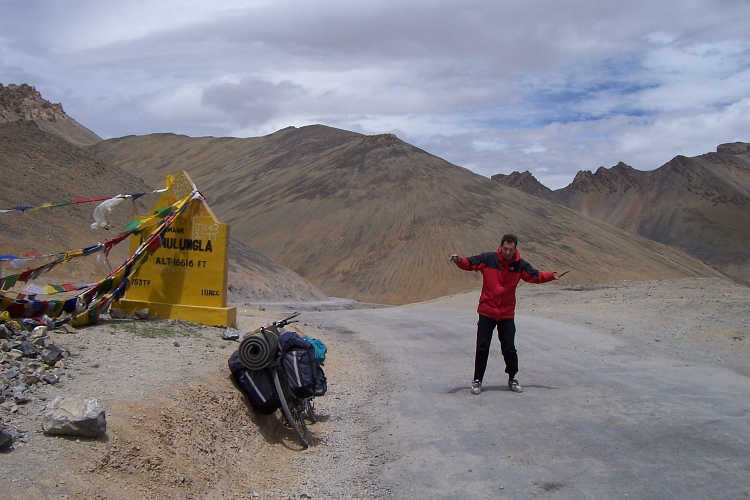 Both feet on the ground at 5.100 meter high Lachlung La