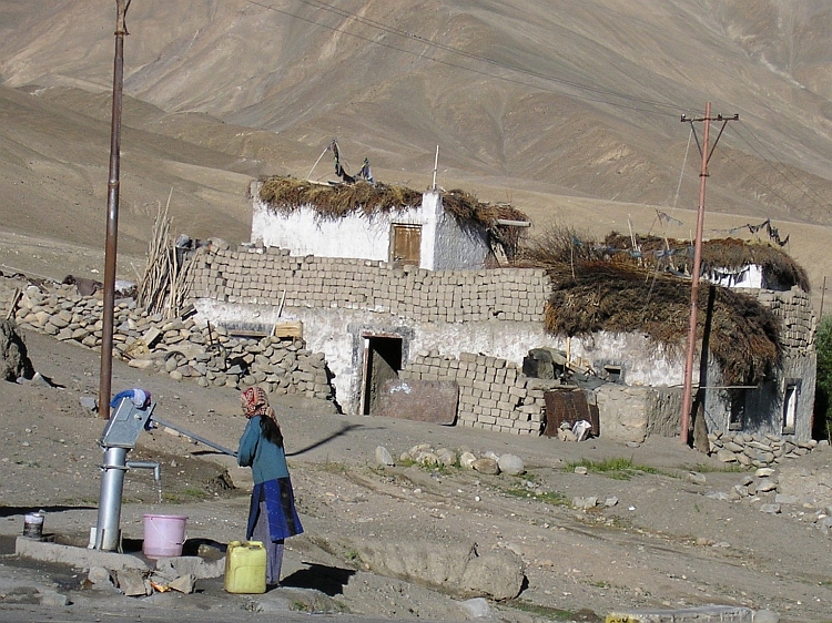 Young girl at the well, Rumtse