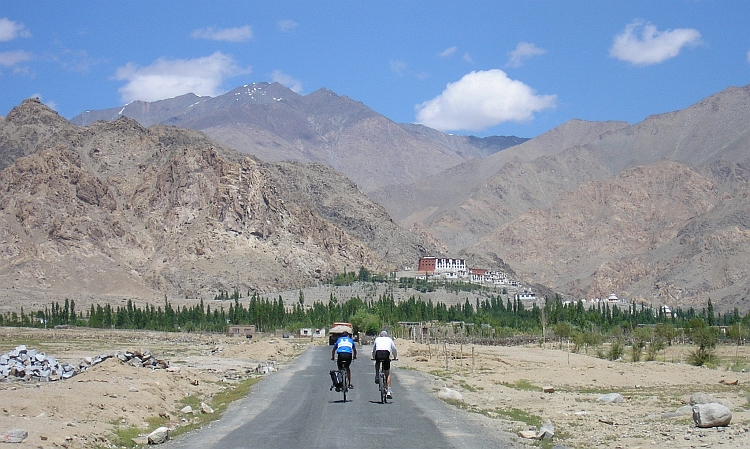 Jeroen and Willem on the way to Phiyang Monastery