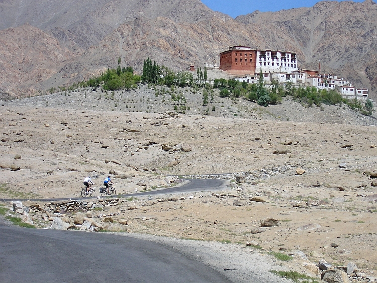 Jeroen van Meijgaarden and Willem Hoffmans are cycling towards the monastery of Phiyang