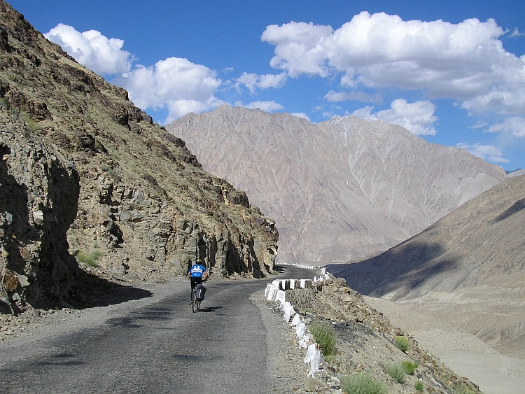 Op de lange afdaling van de Khardung La