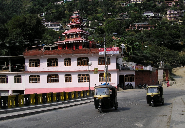 Taxi's Indiase stijl met Hindoetempel in Kullu