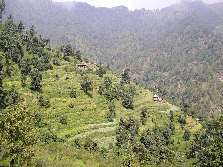 De bergen tussen de Beas en Kangra Valleien