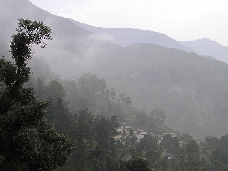 De heuvels om McLeodGanj zijn gehuld in de wolken