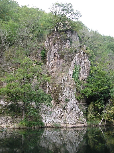 The valley of the Lot, Church on a rock cliff