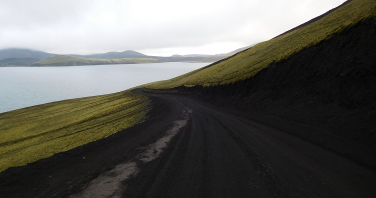 De F225 en het meer Frostađavatn in Landmannalaugar