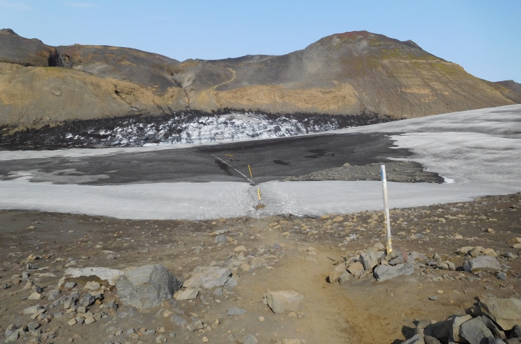 Snow and glacier crossing on the Fimmvörđuháls trekking