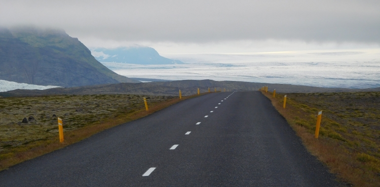 De N1 met de Vatnajökull ijskap