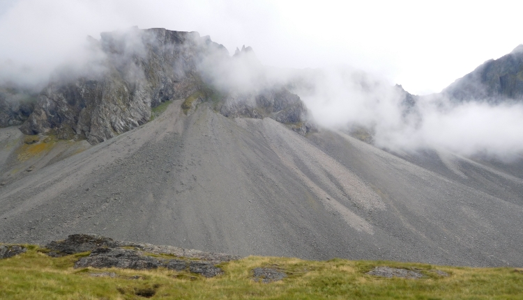 Landschap met puinhellingen tussen Höfn en Djúpivogur