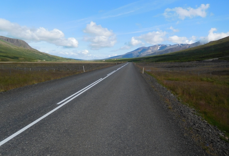 The road to Egilsstađir