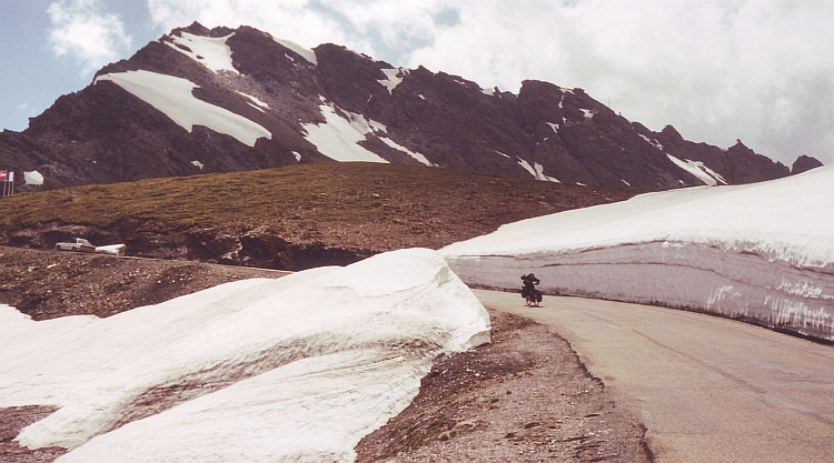 Muren van sneeuw op de klim naar de Col de l'Iséran