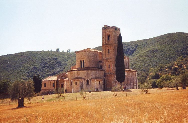 Meer glooiende heuvels in de Crete Senesi, Toscane