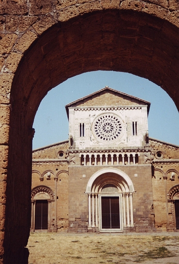 De spiritele grandeur van de romaanse San Pietro kerk van Tuscania, Lazio