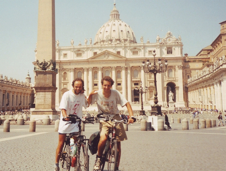 We hebben het gehaald! Willem en ik voor de San Pietro in Vaticaanstad, Rome