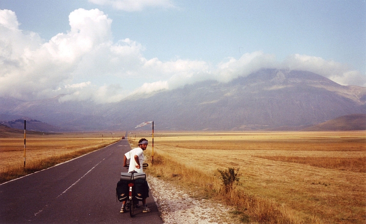 Willem on the Gran Piano. In the background the Monti Sibillini