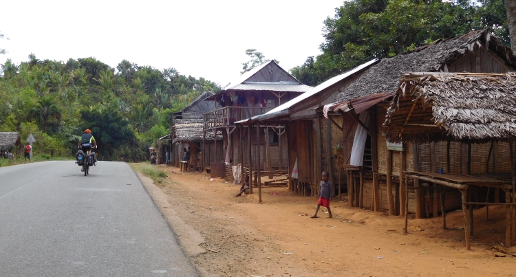 Willem in dorp tussen Brickaville en Toamasina