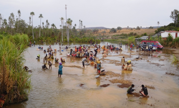 Sifting of the sapphires, Ilakaka