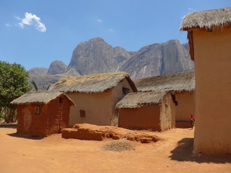 Village in the Tsaranoro Valley. Picture from Willem Hoffmans