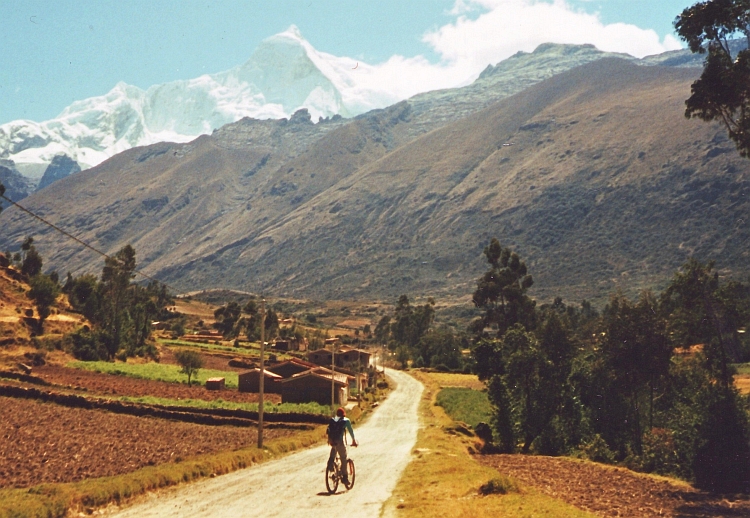 Ariel met op de achtergrond Peru's hoogste berg, de Huascarán