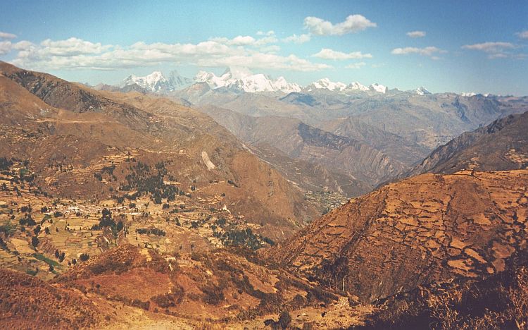 River deep mountain high. De bergtoppen van de Cordillera Huayhuash rijzen majestueus op uit de diepte