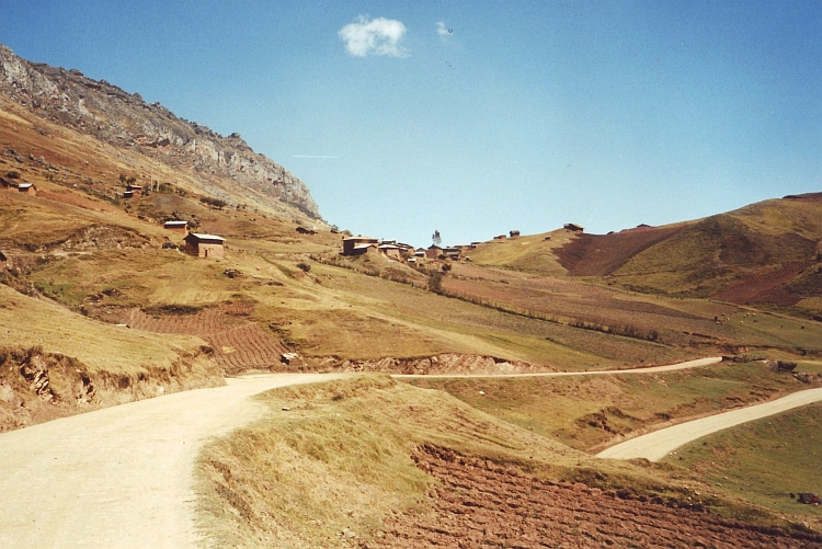 Uitzicht terug naar de Corona del Inca na een kilometer afdaling