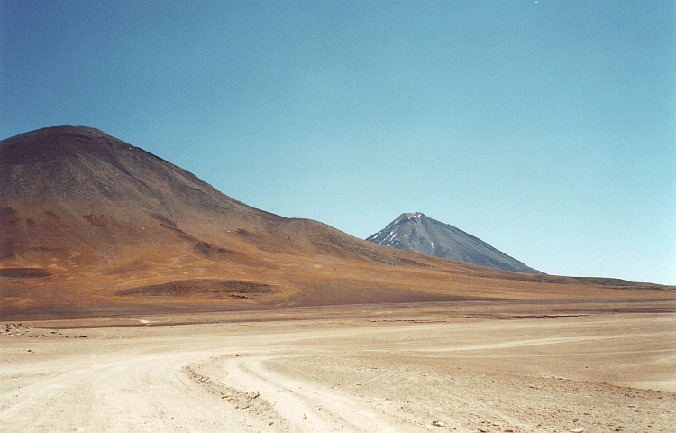 De vulkaan Licancabúr vanaf de Laguna Verde