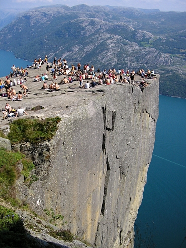 Op de top van de Preikestolen boven het Lysefjord