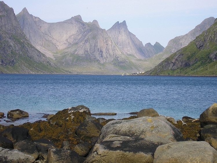 De granieten kliffen van de Lofoten