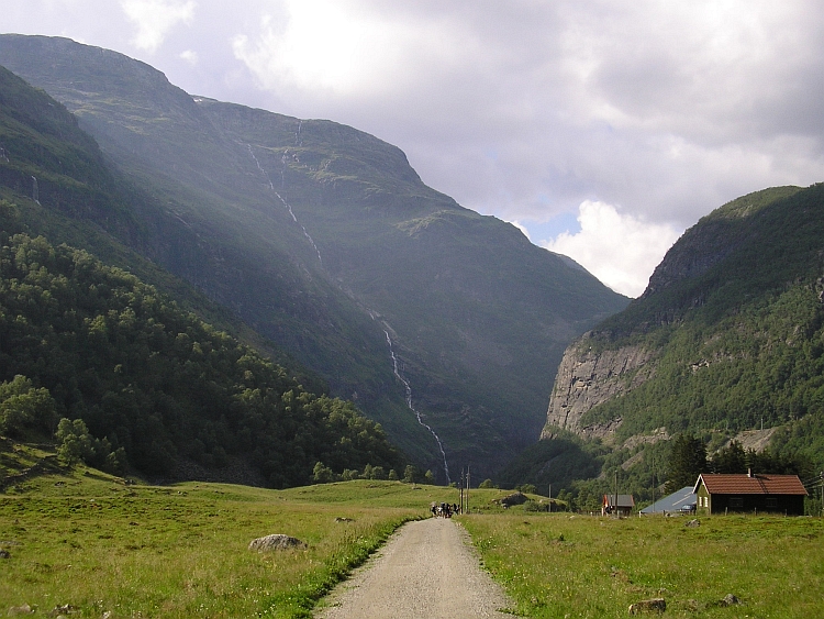 On the descent to Flåm