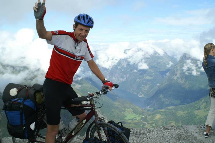 Ik op de top van de Dalsnibba. Bijna 1.500 meter lager is het Geirangerfjord zichtbaar