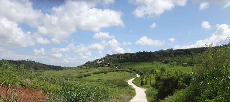 De onverharde weg naar Óbidos