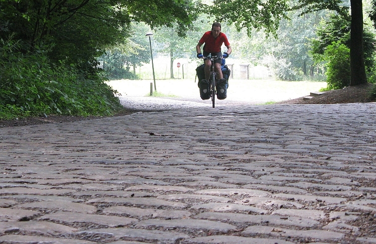 Ik op de kasseienklim van de Kemmelberg, België