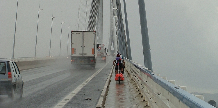 Fabrizio en Willem op de Pont de Normande