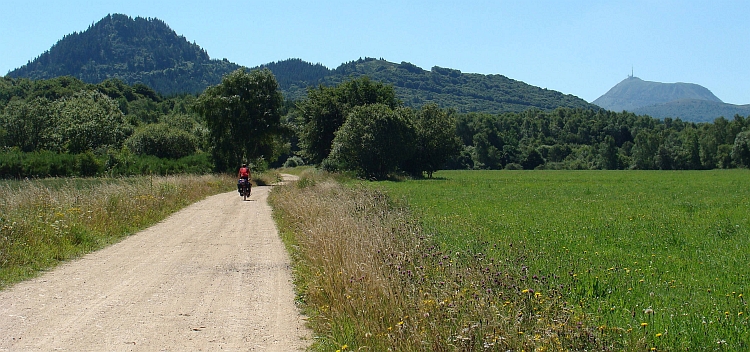 Ik op de gruisweg naar de Puy de Chopine met op de achtergrond Puy de Dôme