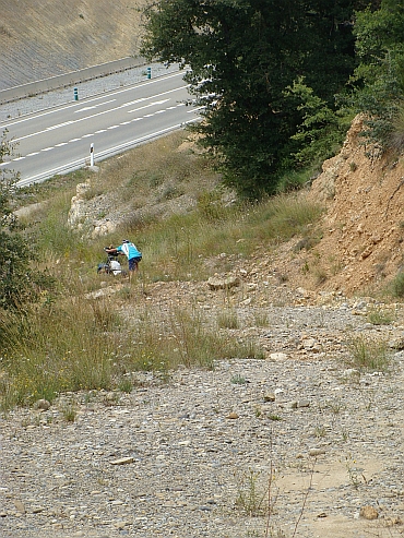 Willem on the passage between the old and the new road to the Collado de Foradada