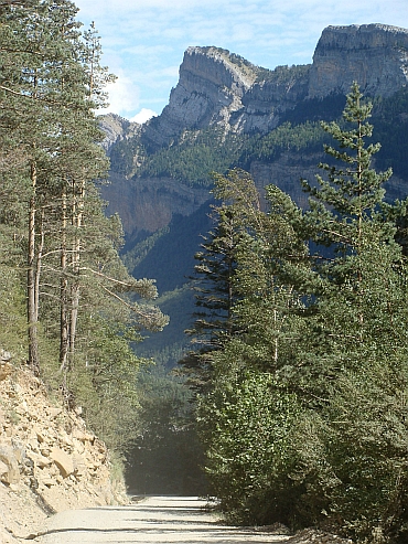 De gruisweg ten noorden van Torla, aan de Rio Ara